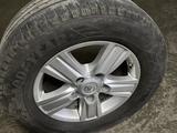 Диски оригинал R18 с летними и зимними шинами за 400 000 тг. в Астана – фото 2