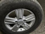 Диски оригинал R18 с летними и зимними шинами за 400 000 тг. в Астана – фото 3