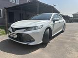 Toyota Camry 2020 года за 16 500 000 тг. в Алматы – фото 2