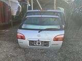 Крышка багажника Toyota Avensis T22 за 90 000 тг. в Караганда
