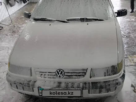 Volkswagen Passat 1995 года за 1 600 000 тг. в Актау – фото 3