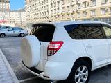 Toyota RAV4 2012 года за 9 000 000 тг. в Актау – фото 2