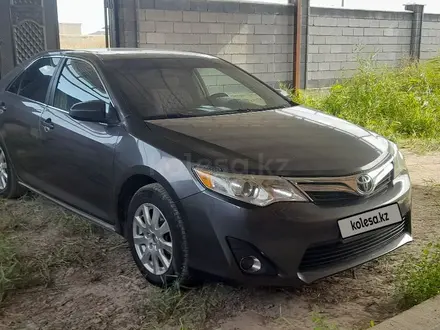 Toyota Camry 2013 года за 7 900 000 тг. в Актобе – фото 2