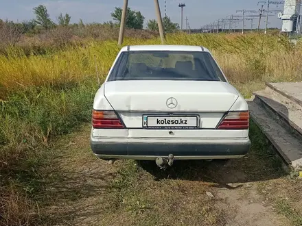 Mercedes-Benz E 200 1990 года за 1 500 000 тг. в Караганда – фото 4