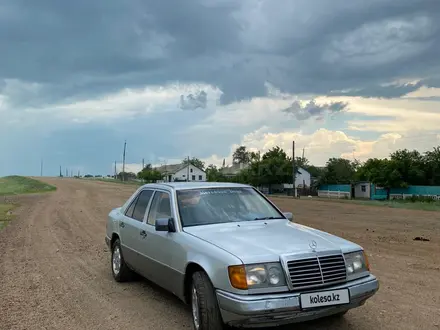 Mercedes-Benz E 200 1992 года за 1 450 000 тг. в Астана – фото 4