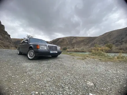 Mercedes-Benz E 320 1991 года за 2 800 000 тг. в Семей – фото 4