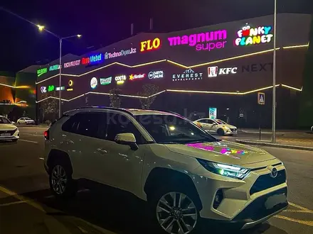 Toyota RAV4 2022 года за 15 500 000 тг. в Алматы – фото 3