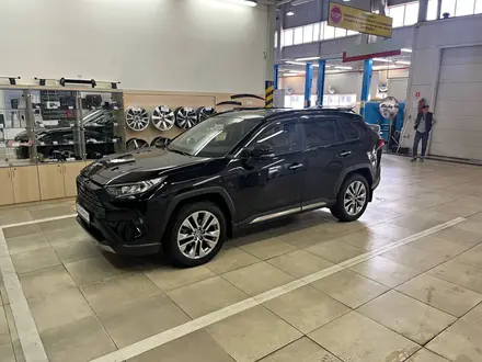 Toyota RAV4 2020 года за 19 950 000 тг. в Алматы