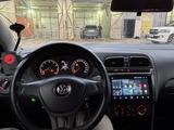 Volkswagen Polo 2015 года за 2 400 000 тг. в Кульсары – фото 2