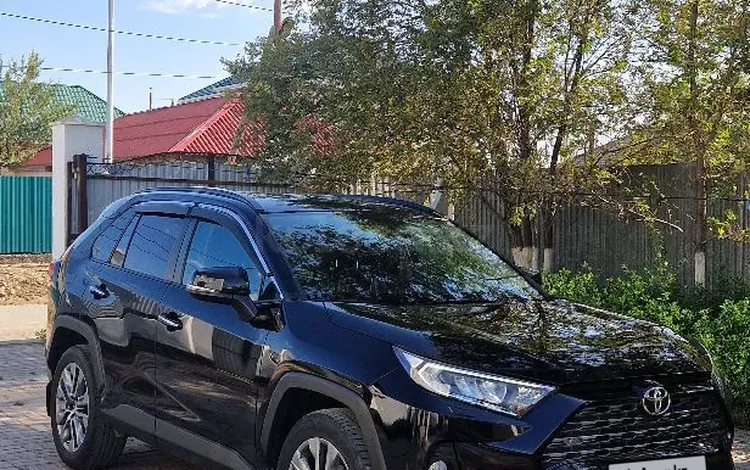 Toyota RAV4 2020 года за 15 000 000 тг. в Атырау