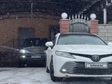 Toyota Camry 2021 года за 18 500 000 тг. в Алматы – фото 5