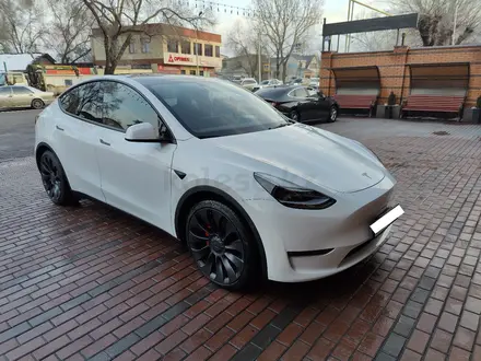 Tesla Model Y 2022 года за 23 500 000 тг. в Алматы – фото 2