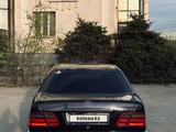 Mercedes-Benz E 320 1998 года за 3 000 000 тг. в Актау – фото 2