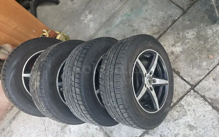 Зимние шины с дисками 195/65/r15 за 120 000 тг. в Алматы