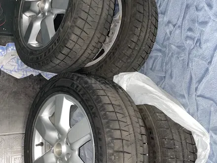 Зимние шины BRIDGESTONE Blizzak Revo GZ 215/55 R17 (БЕЗ ДИСКОВ) за 100 000 тг. в Алматы