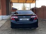 Toyota Camry 2013 года за 7 600 000 тг. в Актобе – фото 2