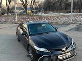 Toyota Camry 2023 года за 18 900 000 тг. в Алматы – фото 2