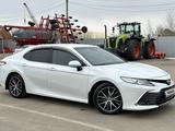 Toyota Camry 2021 года за 16 300 000 тг. в Уральск – фото 2