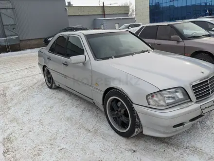 Mercedes-Benz C 180 2000 года за 3 200 000 тг. в Караганда – фото 2