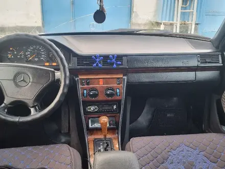 Mercedes-Benz E 220 1993 года за 1 900 000 тг. в Тараз – фото 6