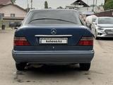 Mercedes-Benz E 220 1994 года за 2 000 000 тг. в Алматы – фото 3
