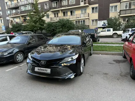 Toyota Camry 2019 года за 14 000 000 тг. в Алматы – фото 2