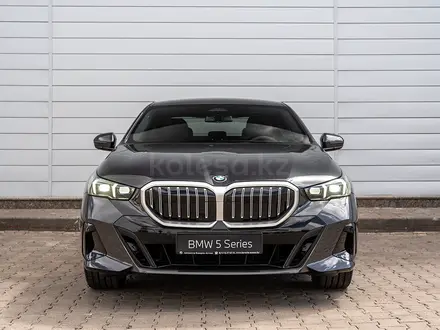 BMW 530 XDrive 2025 года за 52 852 327 тг. в Астана – фото 2