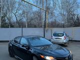 Toyota Camry 2020 года за 9 000 000 тг. в Уральск – фото 2