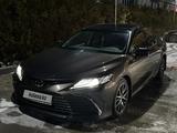 Toyota Camry 2023 года за 18 000 000 тг. в Актобе – фото 2