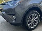 Toyota RAV4 2018 года за 9 300 000 тг. в Актау