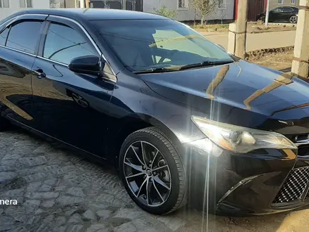 Toyota Camry 2015 года за 7 000 000 тг. в Атырау – фото 2