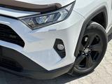 Toyota RAV4 2020 года за 16 900 000 тг. в Актобе – фото 2