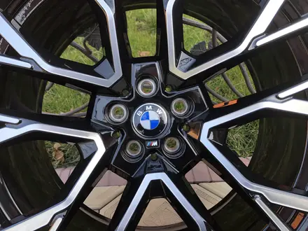 Оригинальные диски R21 BMW Stаr Sрokе 809 M для BMW X5 G05, BMW X6 G06 за 635 000 тг. в Алматы – фото 3