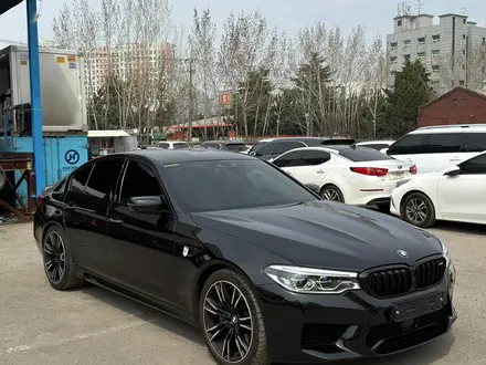 BMW M5 2018 года за 39 000 000 тг. в Алматы – фото 2