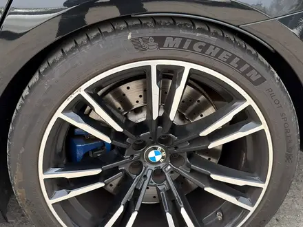 BMW M5 2018 года за 39 000 000 тг. в Алматы – фото 14