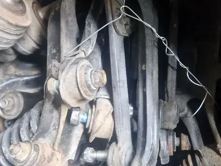 Задние рычаги зборе на Мерседес Бенц W210 привазной с Японии в оригинале за 45 000 тг. в Алматы