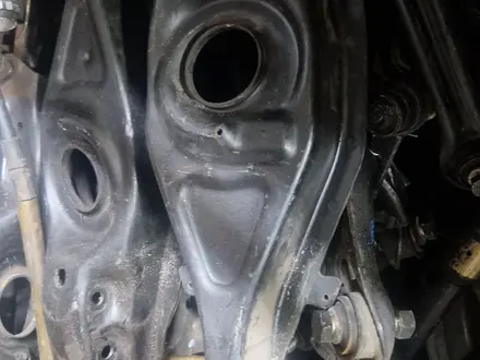 Задние рычаги зборе на Мерседес Бенц W210 привазной с Японии в оригинале за 45 000 тг. в Алматы – фото 3