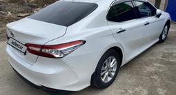 Toyota Camry 2018 года за 15 500 000 тг. в Атырау – фото 2