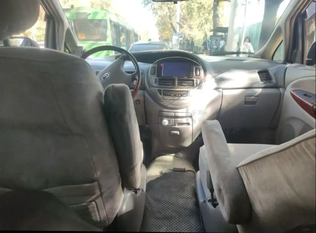 Toyota Estima, 2001