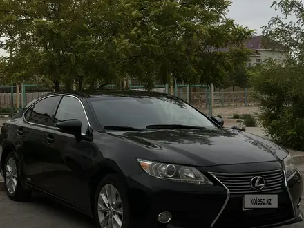 Lexus ES 300h 2013 года за 7 500 000 тг. в Жанаозен