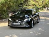 Toyota Camry 2018 года за 13 400 000 тг. в Алматы – фото 2