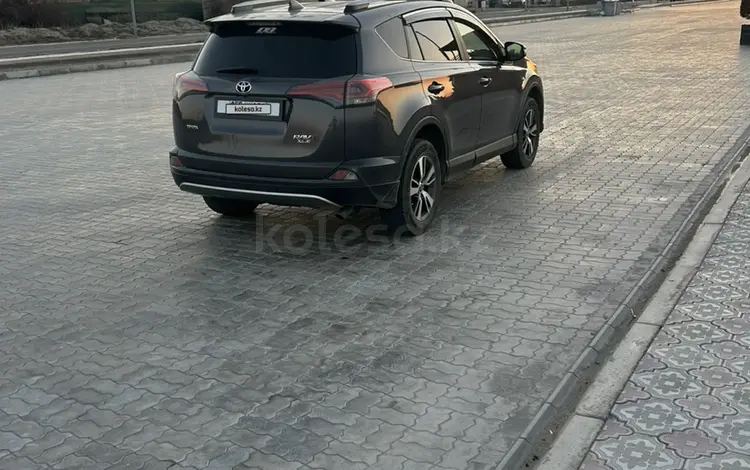 Toyota RAV4 2018 годаfor9 300 000 тг. в Актау