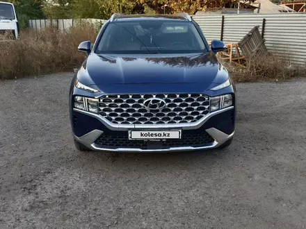 Hyundai Santa Fe 2022 года за 16 400 000 тг. в Алматы