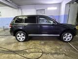 Volkswagen Touareg 2006 года за 5 600 000 тг. в Шымкент – фото 2