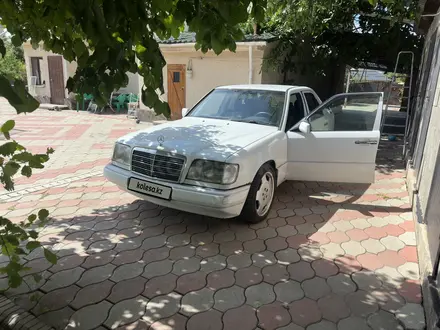 Mercedes-Benz E 220 1993 годаүшін2 300 000 тг. в Алматы