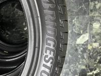 Bridgestone Turanza T005A 235/45 R18 94 W за 110 000 тг. в Алматы