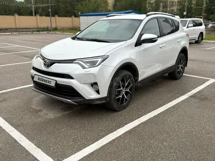 Toyota RAV4 2018 года за 12 700 000 тг. в Актобе – фото 3