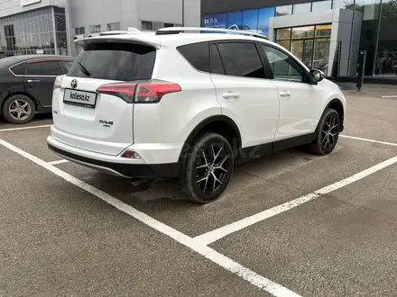 Toyota RAV4 2018 года за 12 700 000 тг. в Актобе – фото 7