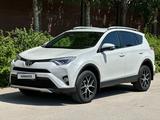 Toyota RAV4 2018 года за 12 200 000 тг. в Актобе