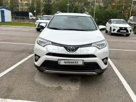 Toyota RAV4 2018 года за 12 700 000 тг. в Актобе – фото 2